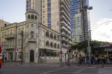 Tel Aviv, İsrail - 20 Aralık 2014: eski yenilenmiş ve modern BÜ