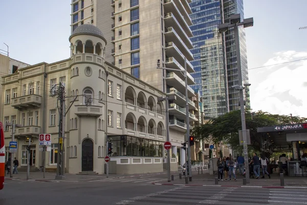 Tel Aviv, Israel- December 20, 2014: Old Renovated and modern Bu — Stock Photo, Image