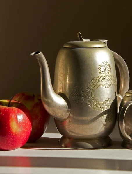 Stilleven met rode appels en oude oosterse zilveren koffie Set.Fo — Stockfoto