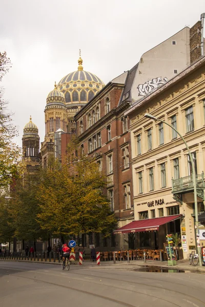 Street and New Synagogue, a Jewish place of worship in Berlin, G — Stock Photo, Image