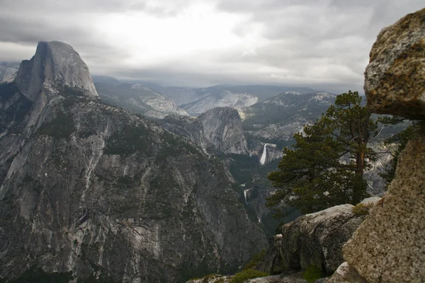 Yosemite Valley Parque Nacional de las montañas — Foto de Stock