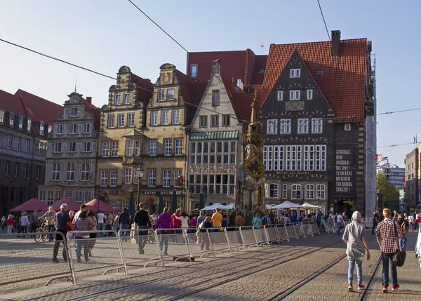 Turisták, a város régi város Hanseatic Bremen, Németország — Stock Fotó