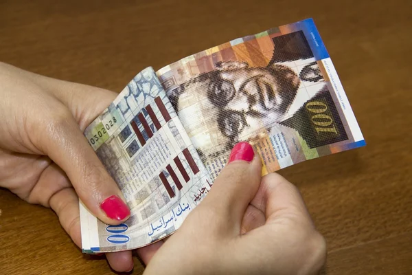 Mujer contando dinero - Billetes israelíes de Nuevo Sheqel . — Foto de Stock