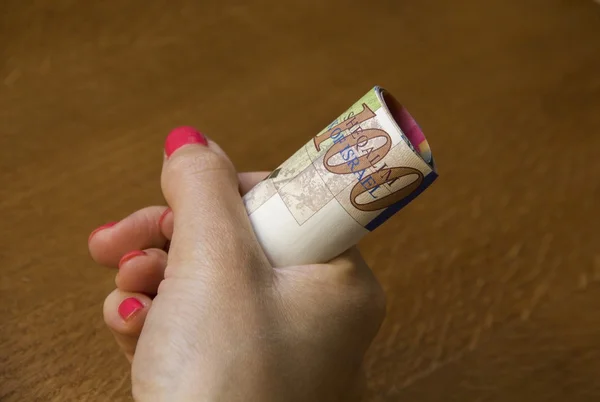 Mujer sosteniendo un montón de billetes israelíes de New Sheqel en su mano — Foto de Stock