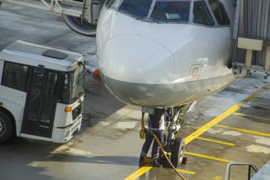 Yer yakıt ikmali ve bir yolcu uçak çalışma ekibi.