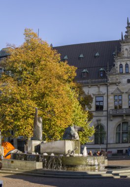 B şehir merkezinde eski bir kasaba meydanında modern mimari çeşme