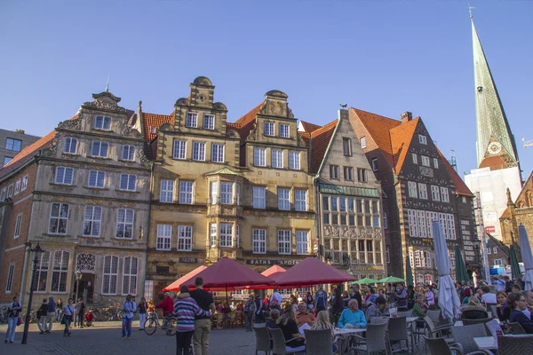 Turisták, a város régi város Hanseatic Bremen, Németország — Stock Fotó