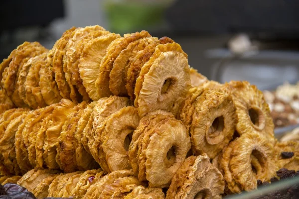 Gedroogde ananas op de markt — Stockfoto