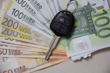 Yeni araba anahtarı Euro banknot üzerinde.