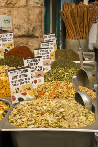 Sortimento de legumes secos e misturas de especiarias no mercado — Fotografia de Stock