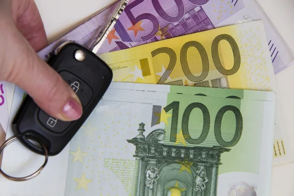 Kluczyk na tle pieniędzy Euro. Koncepcja zdjęcie pieniądze, bankowość — Zdjęcie stockowe