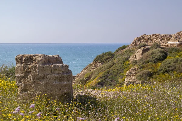Vista al mar Mediterráneo desde la costa y las ruinas de Apolonia —  Fotos de Stock
