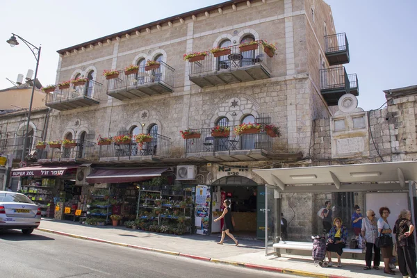 Fußgänger auf dem jerusalem steet in der Nähe des Marktes in jerusalem, lizenzfreie Stockbilder