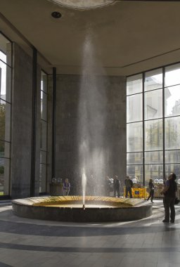 Turistler yakınındaki mineral bahar-Karlovy Vary, Çek Cumhuriyeti