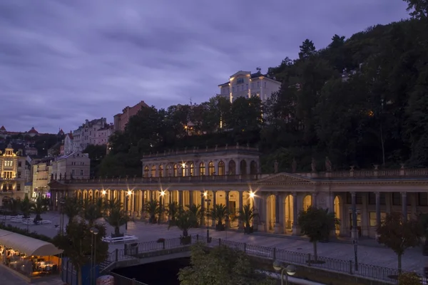 Vista notturna illuminata di Karlovy Vary, ceco luogo termale famoso — Foto Stock