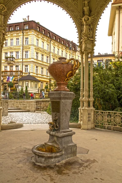 Karlovy Vary Mineral våren "Ormen". Karlovy Vary känd väl i — Stockfoto