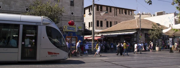 JERUSALEM - 31 de Julho de 2015: Pessoas que atravessam a intersecção de al — Fotografia de Stock