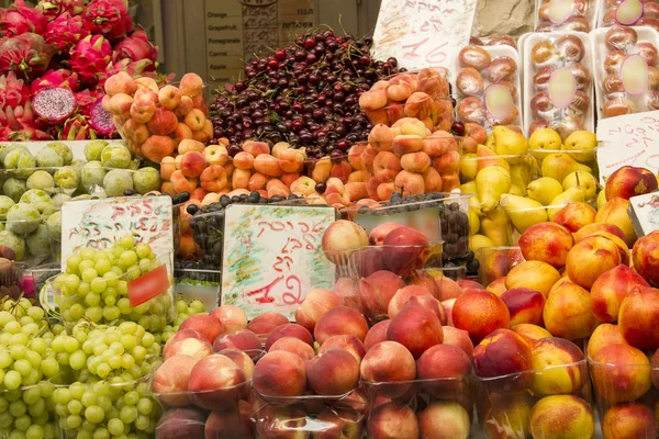Frutas frescas y exóticas en el puesto del mercado oriental en jalá Marke Imagen de stock