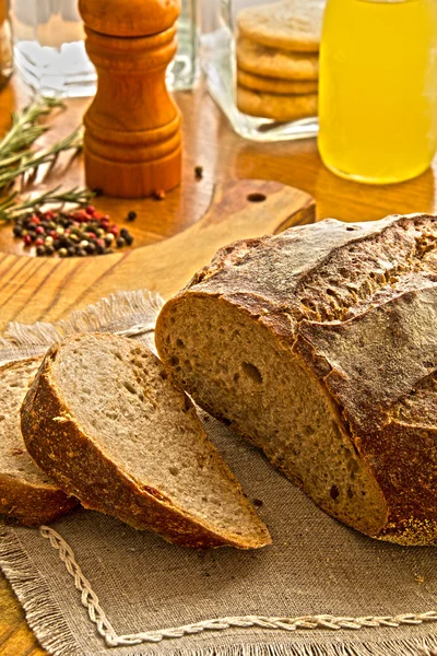 Pan fresco de la tradición que pone en la vieja tabla de cortar de madera — Foto de Stock