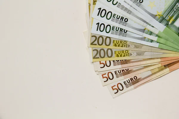 Billets en euros sur fond lumineux avec espace de copie.Concept phot — Photo