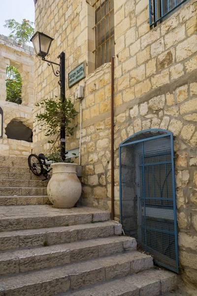 Safed'ın eski şehir tipik sokak dar sokakta. İsrail — Stok fotoğraf