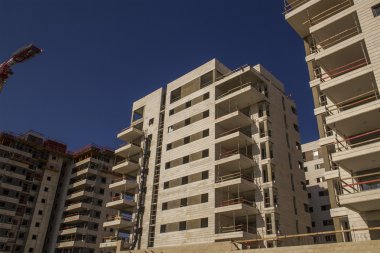 yüksek katlı konut yapım aşamasında. vinç ile site