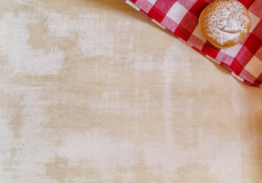 Rustik kırmızı kareli peçete, retro vintage üzerinde tatlı şekerli çörek