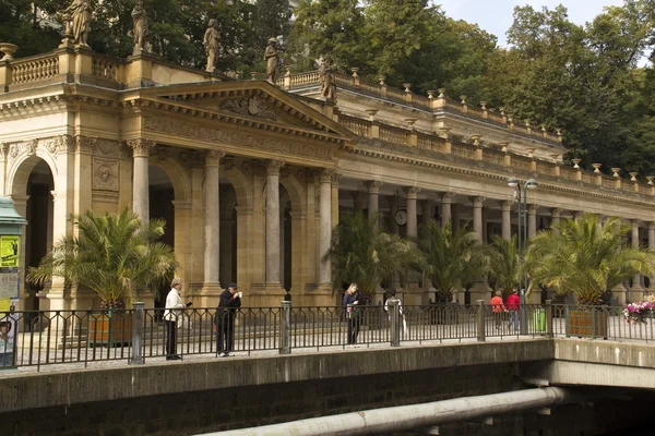 Visa att Mlinske Colonnade i Karlovy Vary, Tjeckien berömda Spa plats — Stockfoto