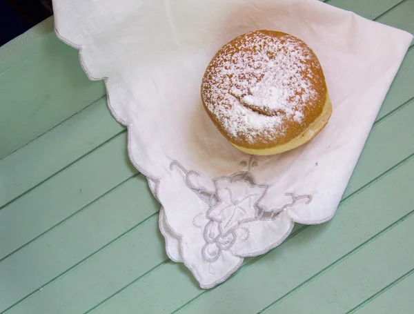Rustik ahşap tepsi üzerinde tatlı şekerli donut, lezzetli fırın üst görünümü, Düz Lay — Stok fotoğraf