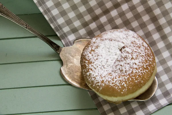 Tatlı şekerli çörek rustik ahşap tepsi. — Stok fotoğraf