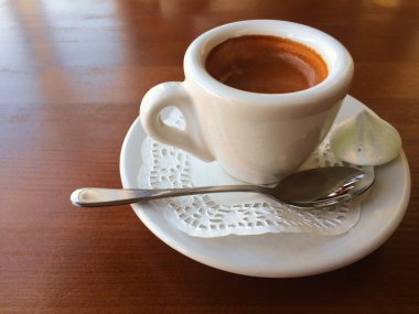 Tahta Masa 'da beyaz bir fincan kahve.