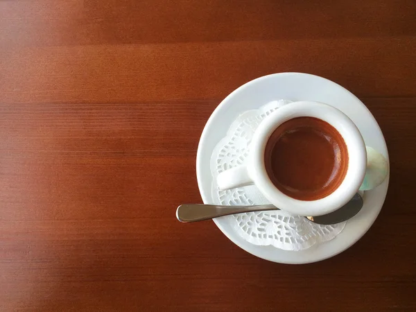 木桌上的白咖啡杯 — 图库照片