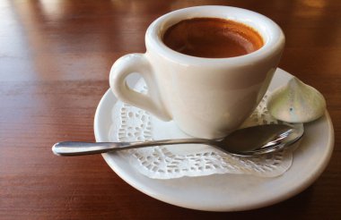 Tahta Masa 'da beyaz bir fincan kahve.