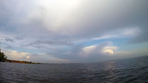 Paysage nuageux au-dessus du fleuve — Video