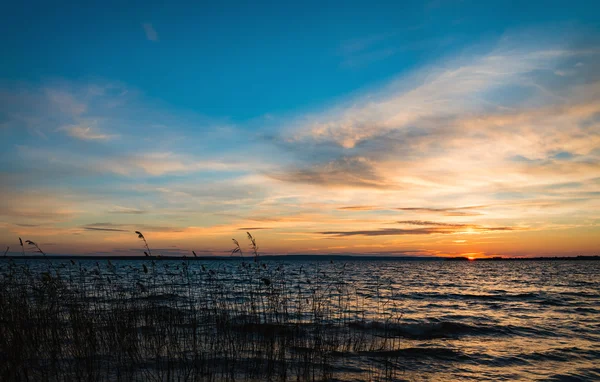 Beau coucher de soleil sous la rivière — Photo