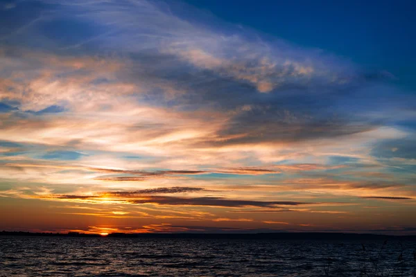 Beau coucher de soleil sous la rivière — Photo