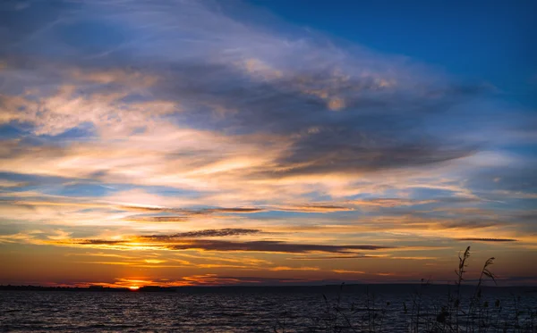 Hermosa puesta de sol bajo el río — Foto de Stock