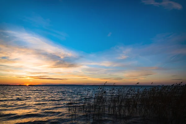 Beau coucher de soleil sous la rivière — Photo