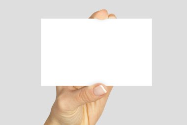 bir boş kartı tutan parmak