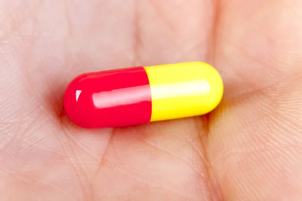 Pílulas cápsula encontra-se na mão — Fotografia de Stock