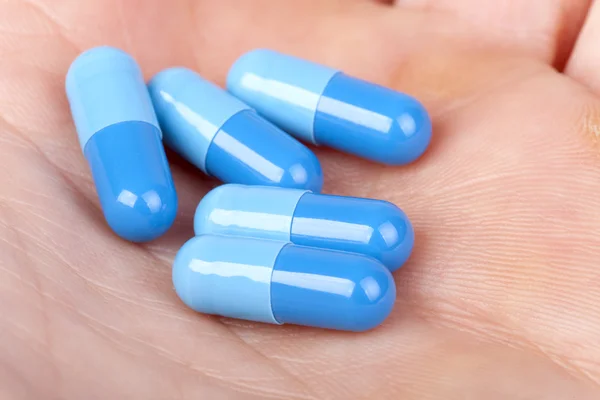 Капсулы таблетки лежит на руке — стоковое фото