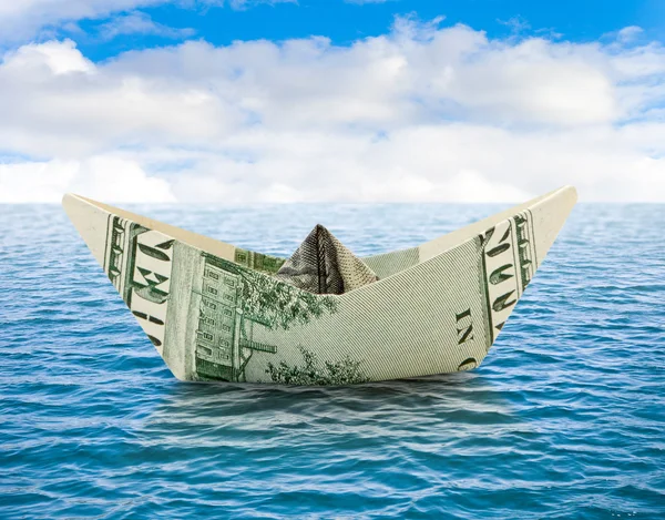 Fartyg från pengar på vatten — Stockfoto