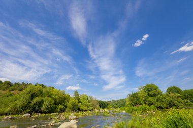 Mavi Gökyüzü bulutlu Nehri üzerinde