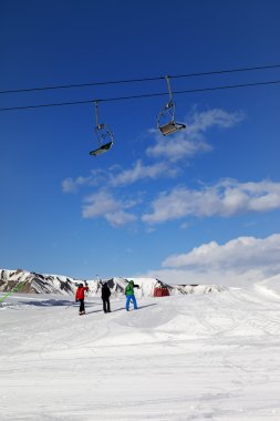 Güneş gün yamaçta üç kayakçı