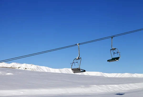 Stoeltjeslift en blauwe heldere hemel op de dag van de zon — Stockfoto