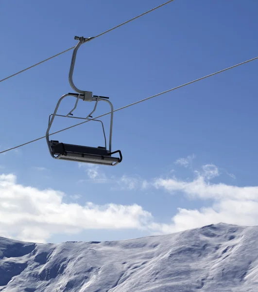 Elevador de cadeira e montanhas nevadas no bom dia — Fotografia de Stock