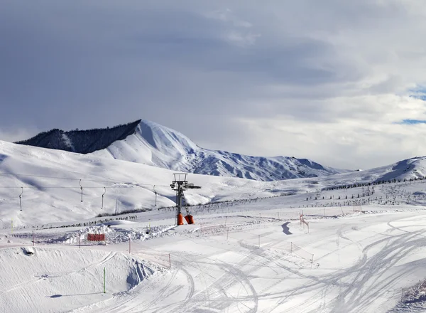 Piste de ski avec relevage de surface et de ciel gris — Photo