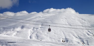 Gondol üzerinde panoramik Asansör ve yamaç güneş gün Kayak