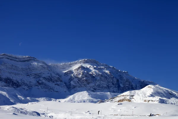 Station de ski au matin soleil venteux — Photo