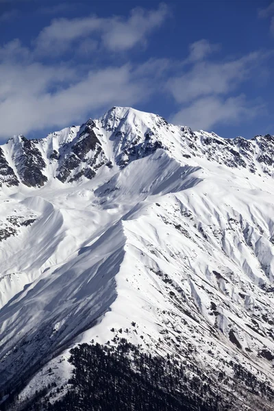 Pico de montaña cubierto de nieve en día soleado —  Fotos de Stock